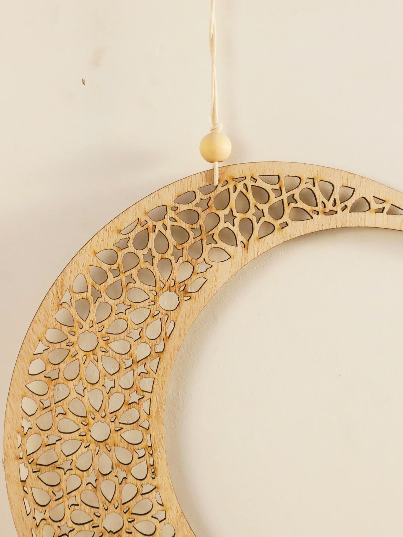 Ramadan Wooden Hanging Ornaments，Moon and Star Hollow Mesh Wall Decor with Tassel ，Eid Mubarak Muslim Decor，Ramadan Kareem Gift