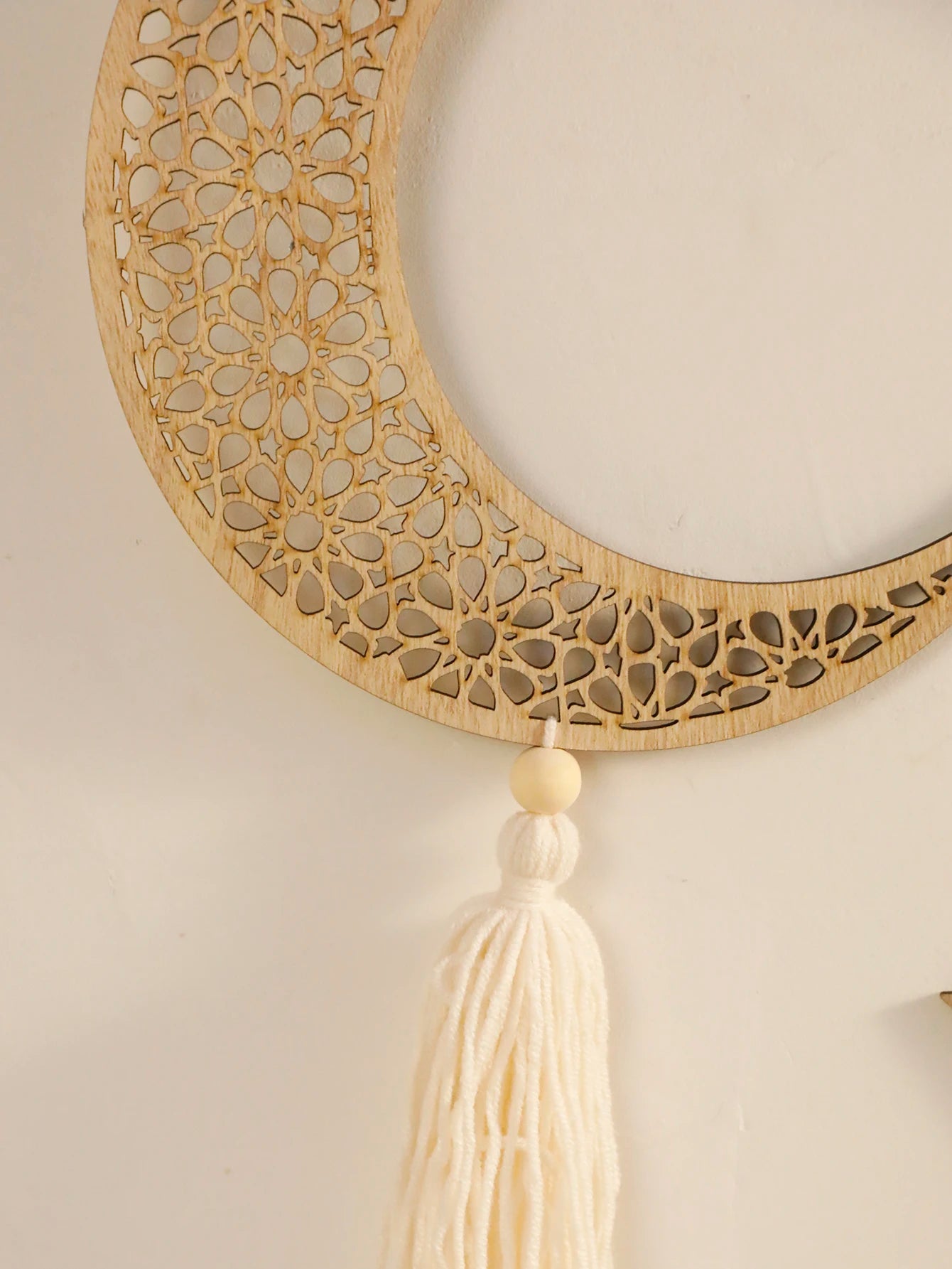 Ramadan Wooden Hanging Ornaments，Moon and Star Hollow Mesh Wall Decor with Tassel ，Eid Mubarak Muslim Decor，Ramadan Kareem Gift
